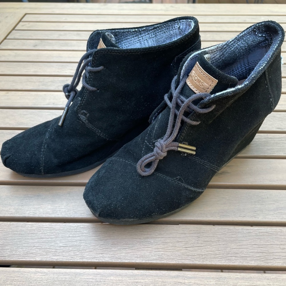 TOMS SUEDE WEDGES
